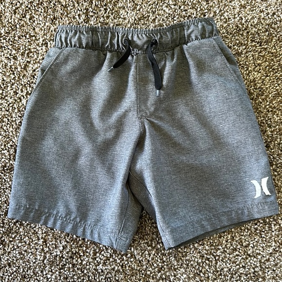 Adorable 4T Hurley shorts - Picture 1 of 2